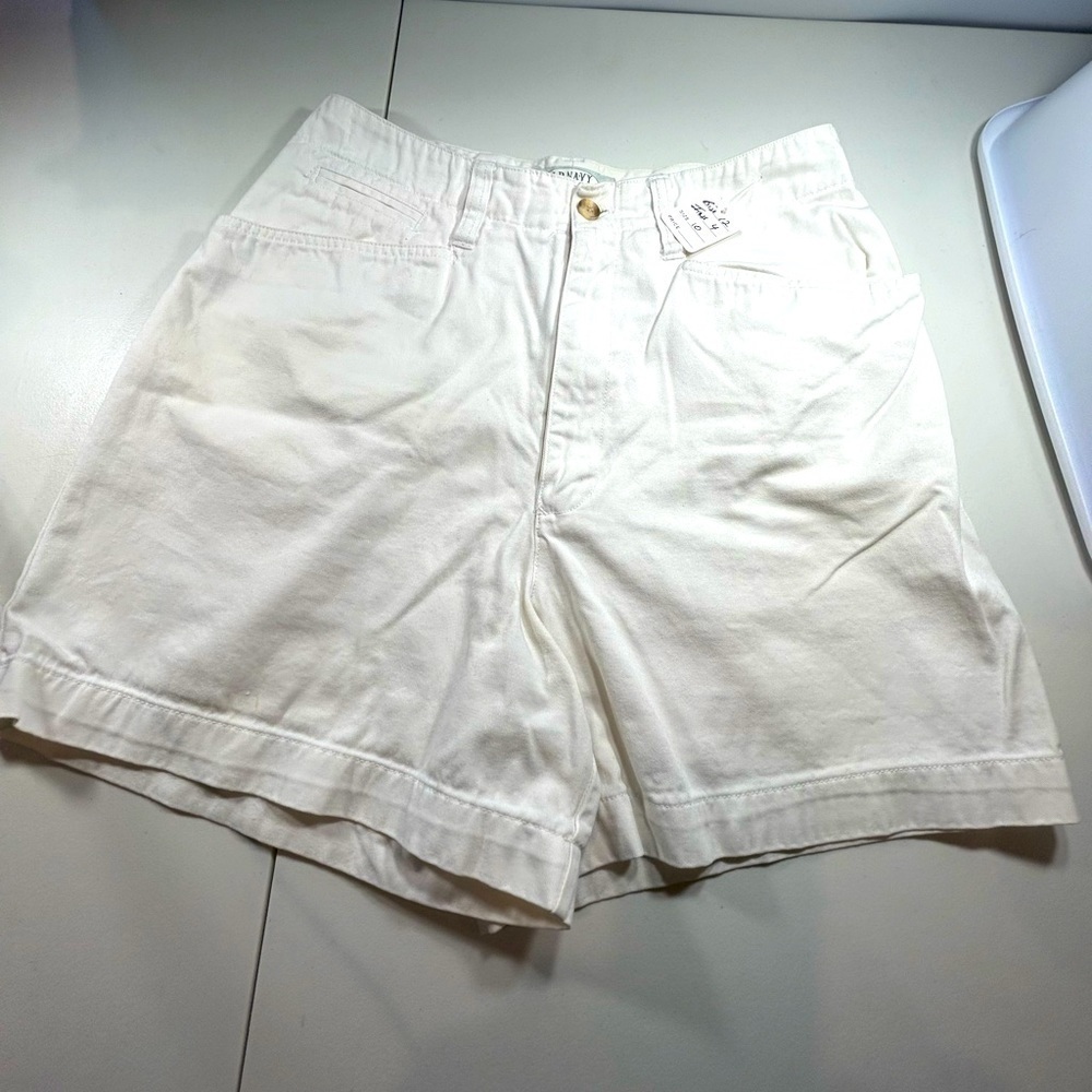 D15.24 Old Navy women’s high rise white shorts size 10
